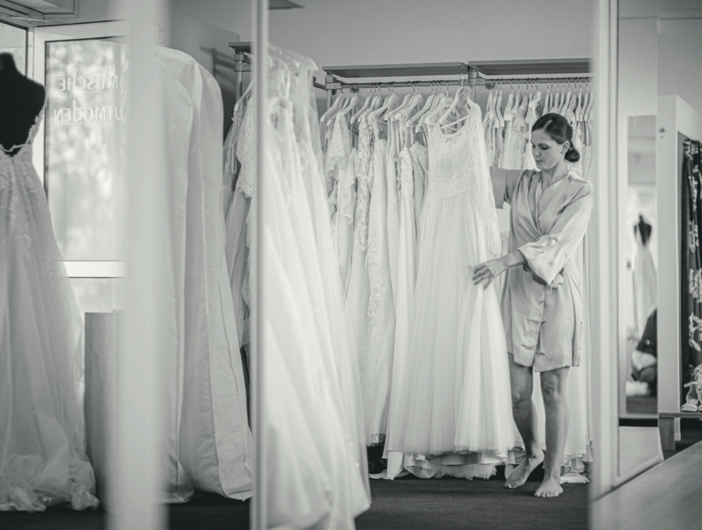 Braut sucht ihr Brautkleid im Brautmodeladen Céleste in Bahlingen aus